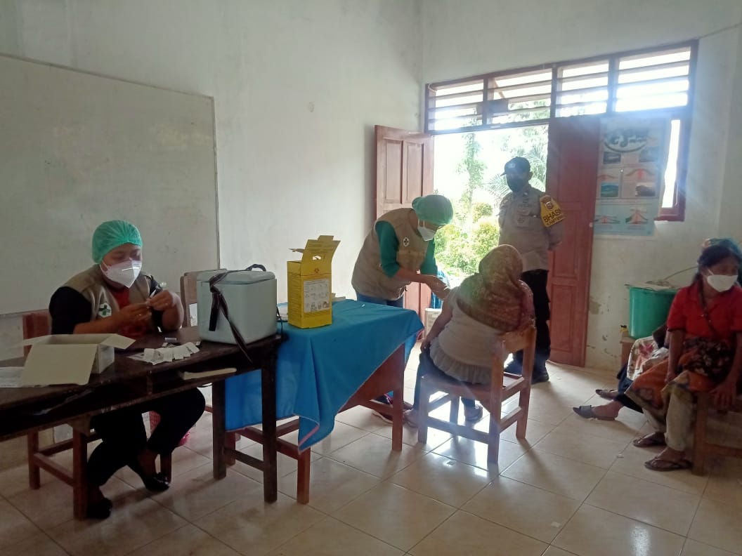 Bhabinkamtibmas Polsek Mengkendek Melaksanakan Sambang (3T) di wilayah binaan
