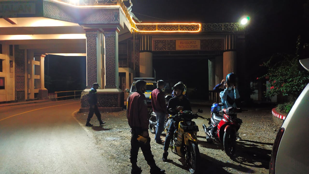 Bhabinkamtibmas Polsek Mengkendek Sambang (3T) di wilayah binaan