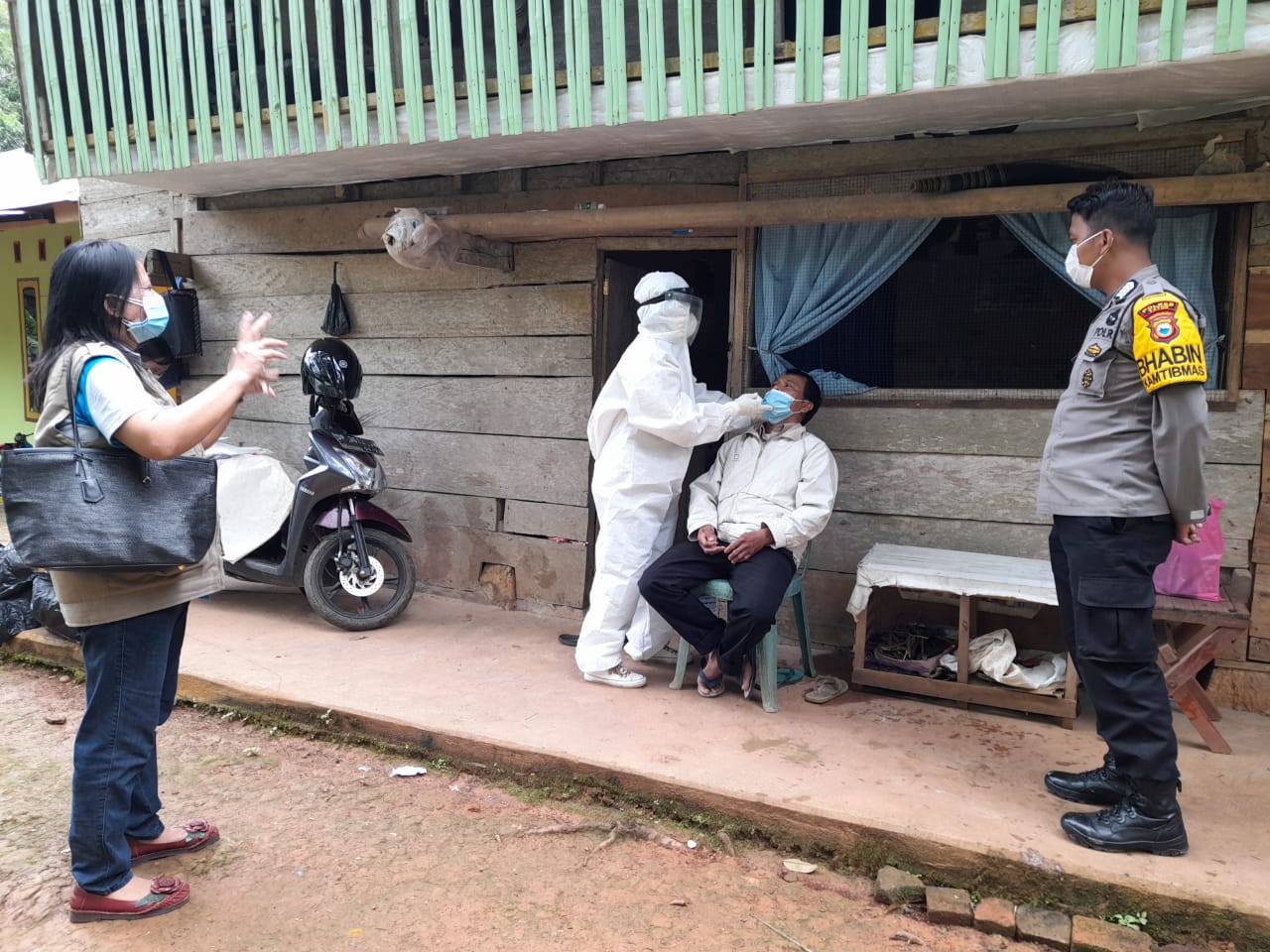 Bhabinkamtibmas Polsek Mengkendek Melaksanakan Sambang (3T) di wilayah binaan