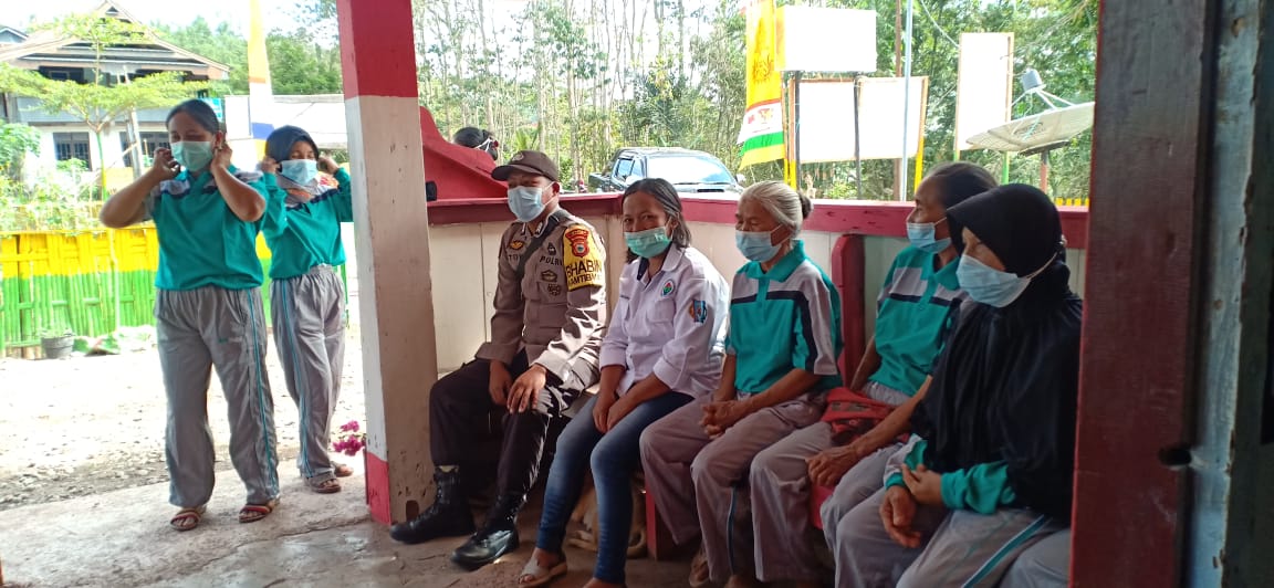 Bhabinkamtibmas Polsek Mengkendek Sambang (3T) di wilayah binaan