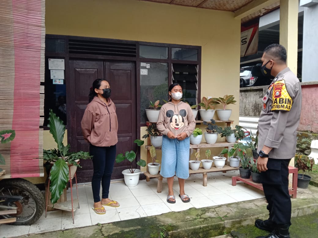 Bhabinkamtibmas Polsek Mengkendek Melaksanakan Sambang (3T) di wilayah binaan