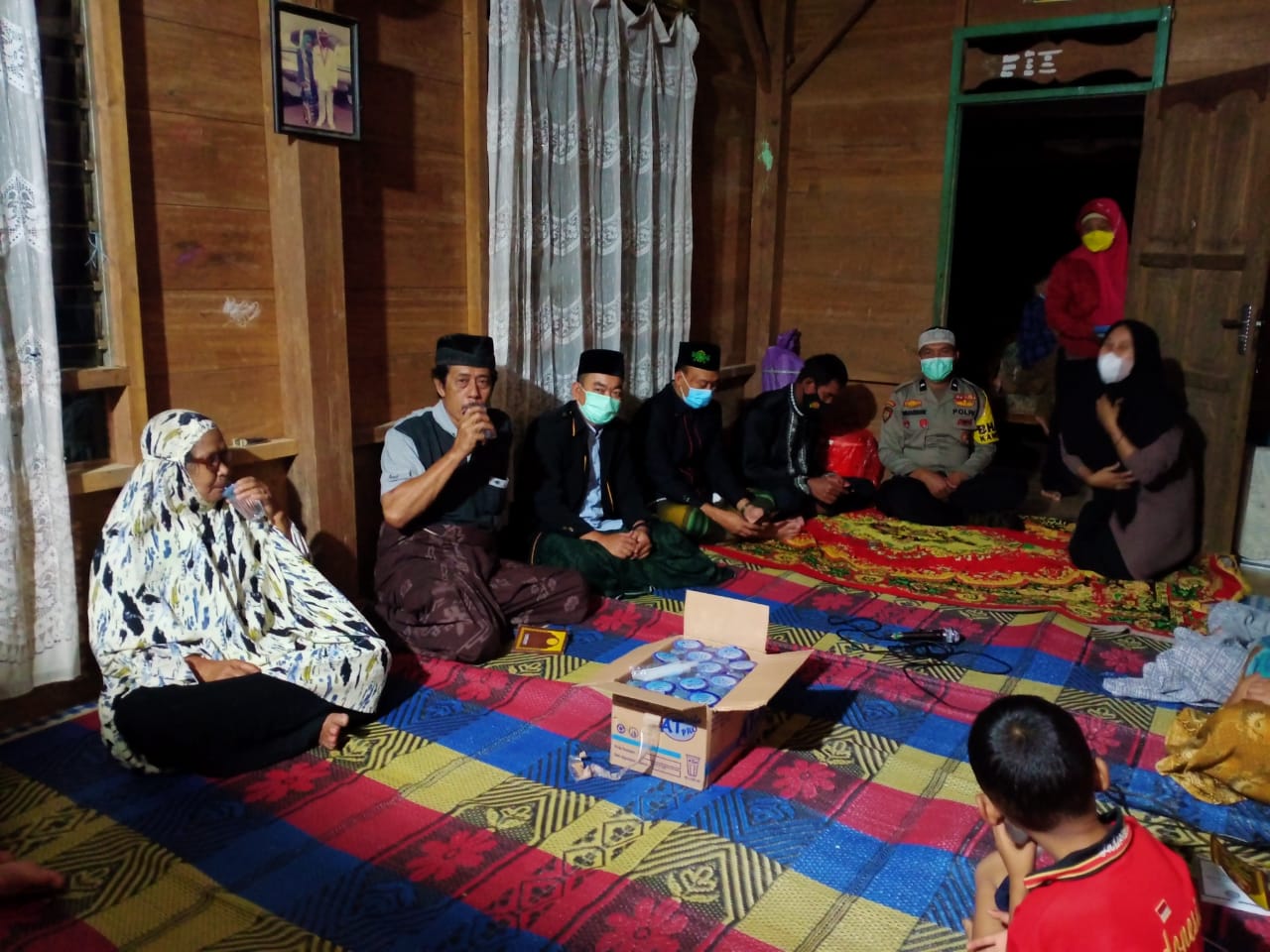 Bhabinkamtibmas berikan himbauan pencegahan covid pada rapat staf lembang