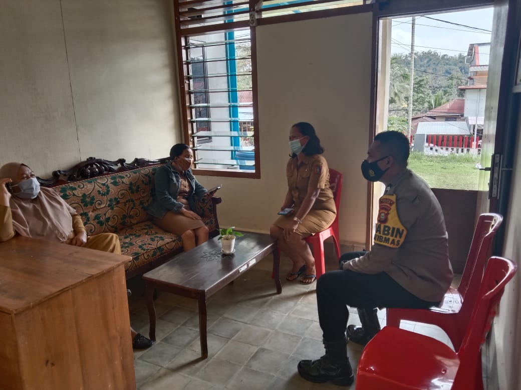 Bhabinkamtibmas berikan himbauan pencegahan covid pada rapat staf lembang