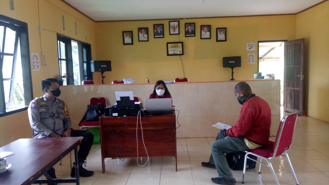 Bhabinkamtibmas berikan himbauan pencegahan covid pada rapat staf lembang