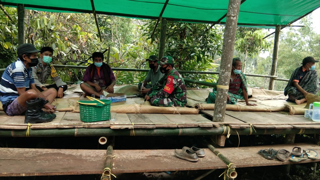 Bhabinkamtibmas berikan himbauan pencegahan covid pada rapat staf lembang