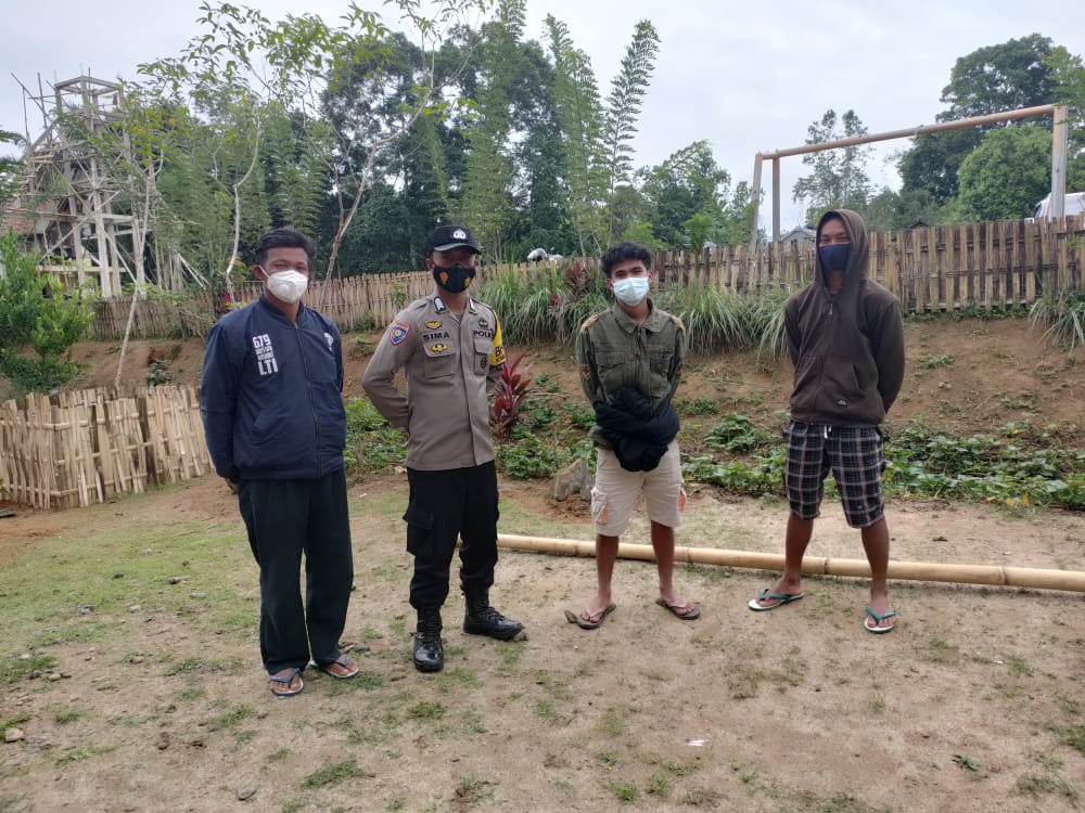 Bhabinkamtibmas berikan himbauan pencegahan covid pada rapat staf lembang