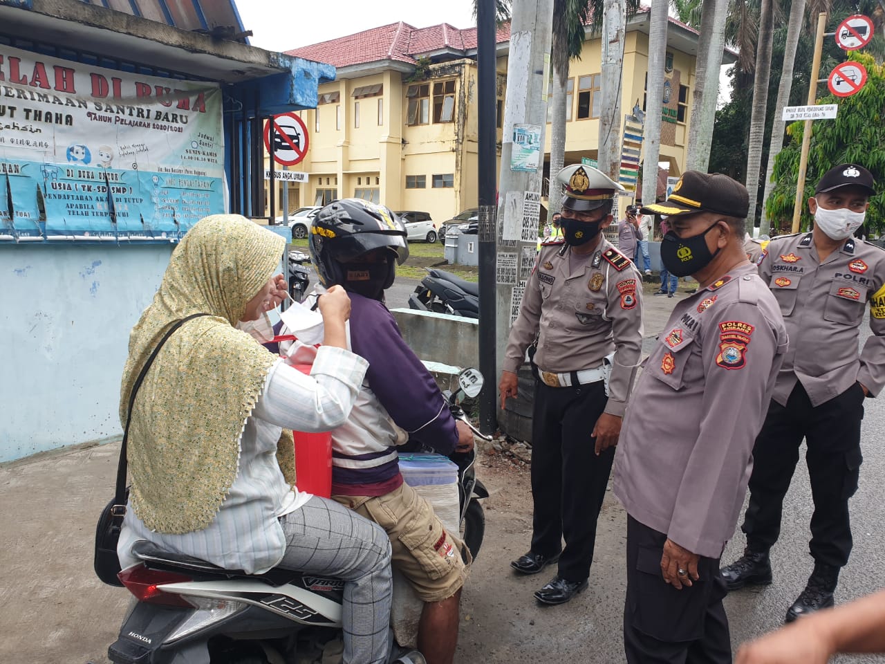 Personel Polsek Watang Sawitto Laksanakan Operasi Yustisi Dengan Membagikan Masker Kepada Masyarakat