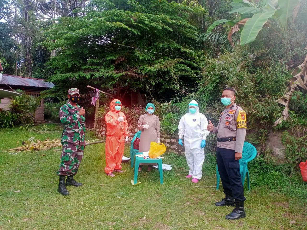 Trecer 3T, Bhabinkamtibmas bersama Babinsa dan PKM Makale melakukan Testing Swab PCR