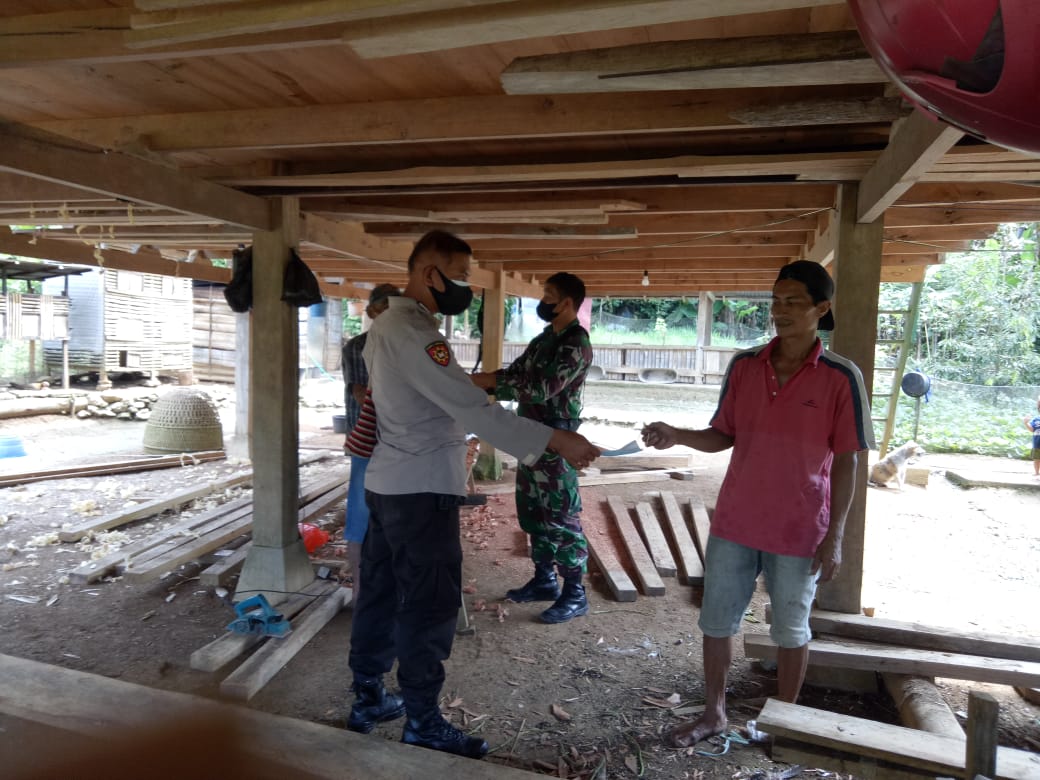 Trecer 3T, Bhabinkamtibmas bersama Babinsa dan PKM Makale melakukan Testing Swab PCR