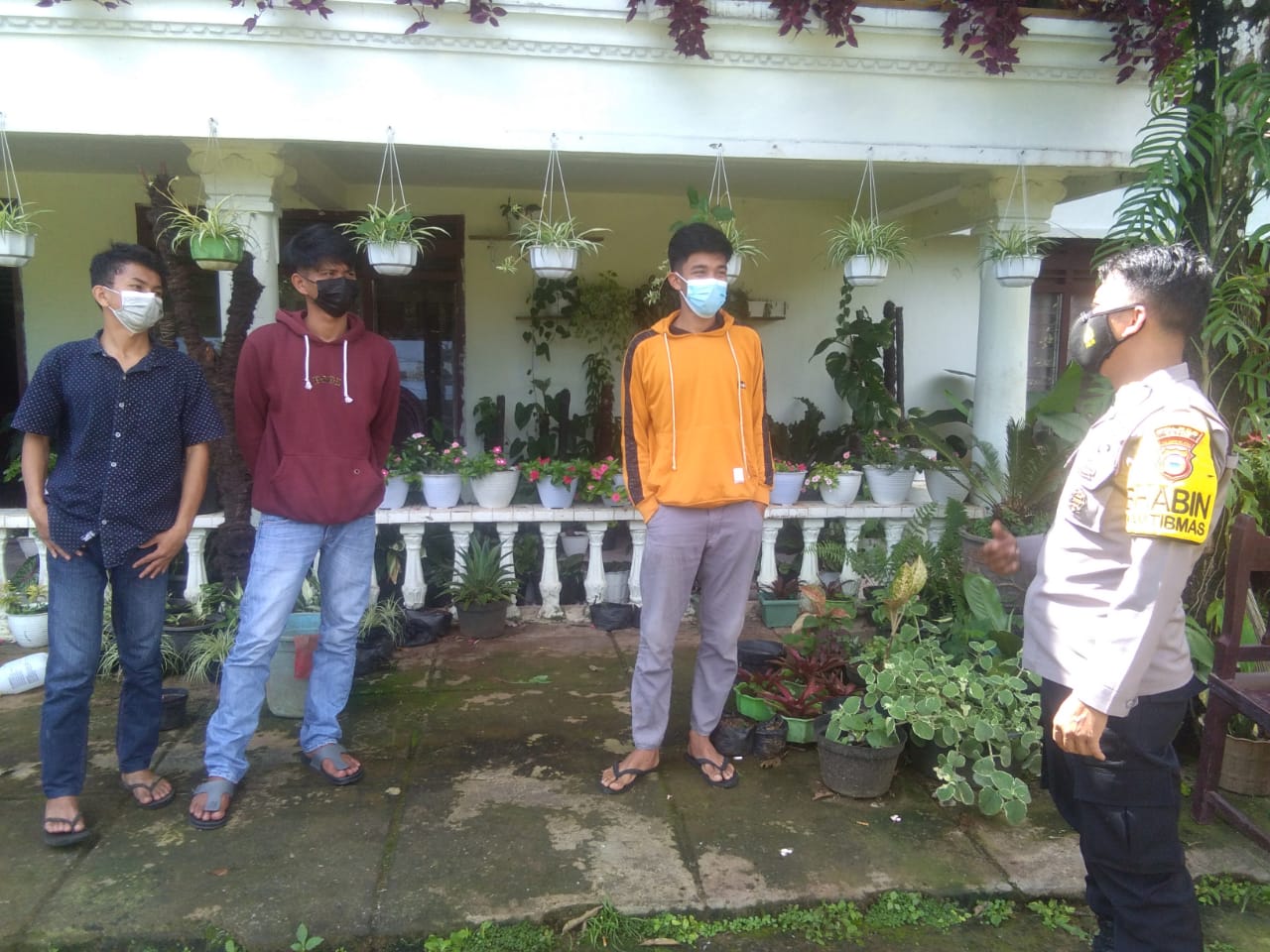 Trecer 3T, Bhabinkamtibmas bersama Babinsa dan PKM Makale melakukan Testing Swab PCR