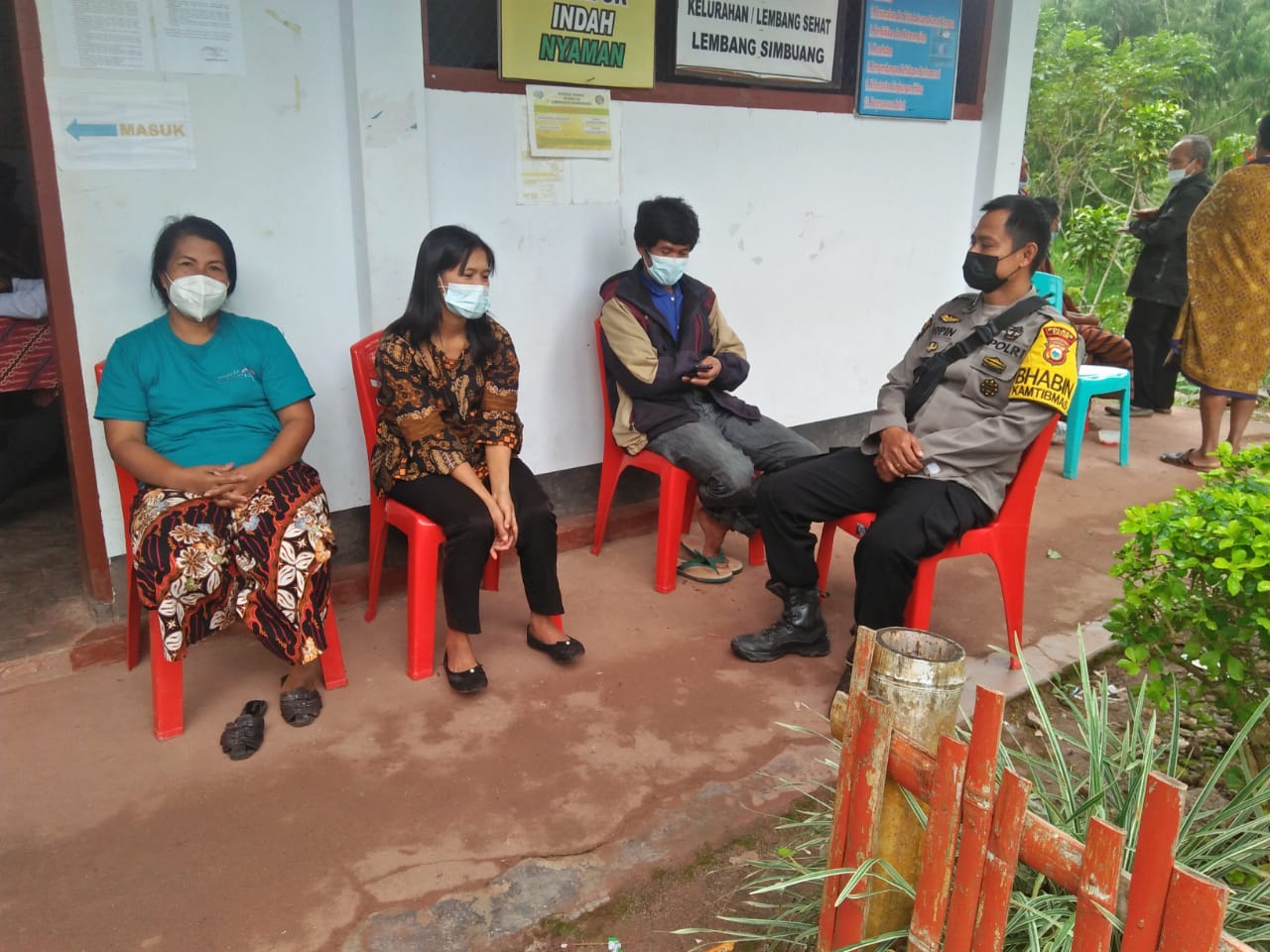 Trecer 3T, Bhabinkamtibmas bersama Babinsa dan PKM Makale melakukan Testing Swab PCR