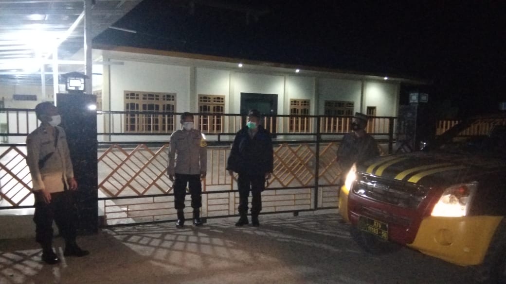 Bhabinkamtibmas Bersama Pemkab Tana Toraja Melakukan Normalisasi Penataan Pasar