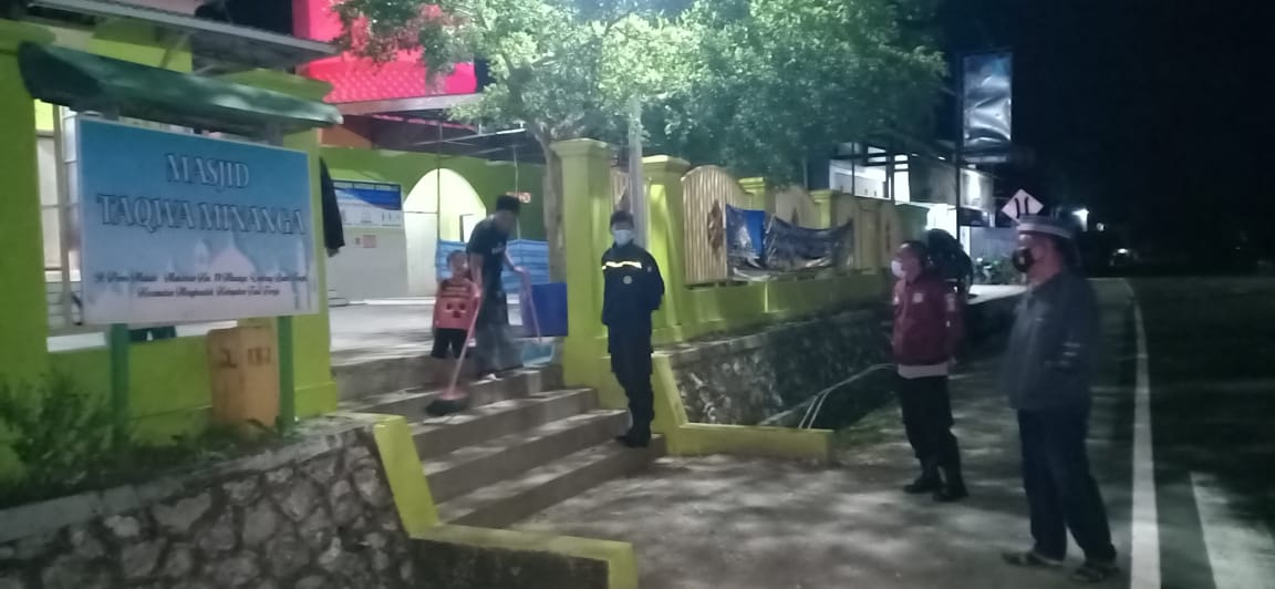 Bhabinkamtibmas Bersama Pemkab Tana Toraja Melakukan Normalisasi Penataan Pasar