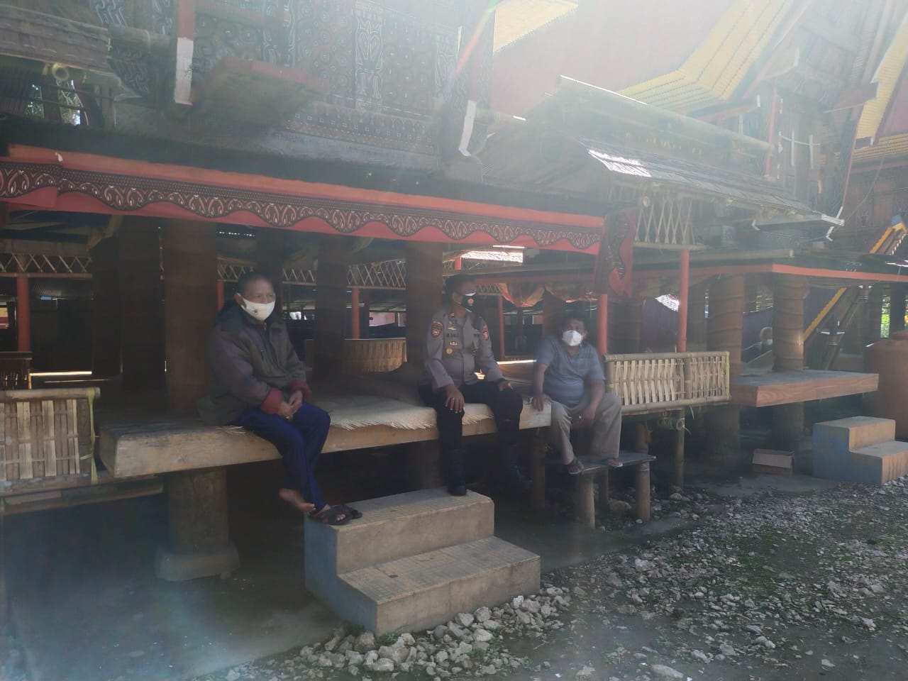 Trecer 3T, Bhabinkamtibmas bersama Babinsa dan PKM Makale melakukan Testing Swab PCR