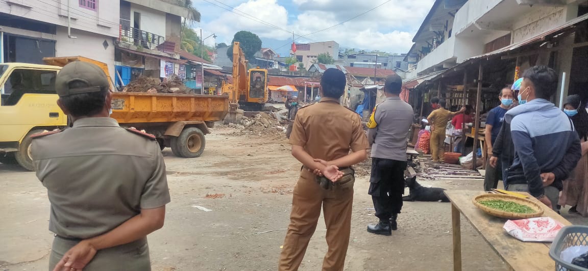 Bhabinkamtibmas Bersama Pemkab Tana Toraja Melakukan Normalisasi Penataan Pasar