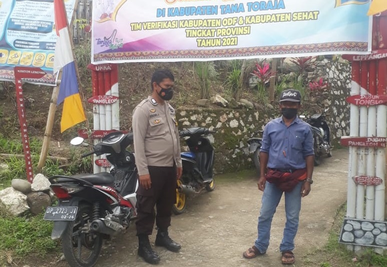 Bhabinkamtibmas Bersama Pemkab Tana Toraja Melakukan Normalisasi Penataan Pasar