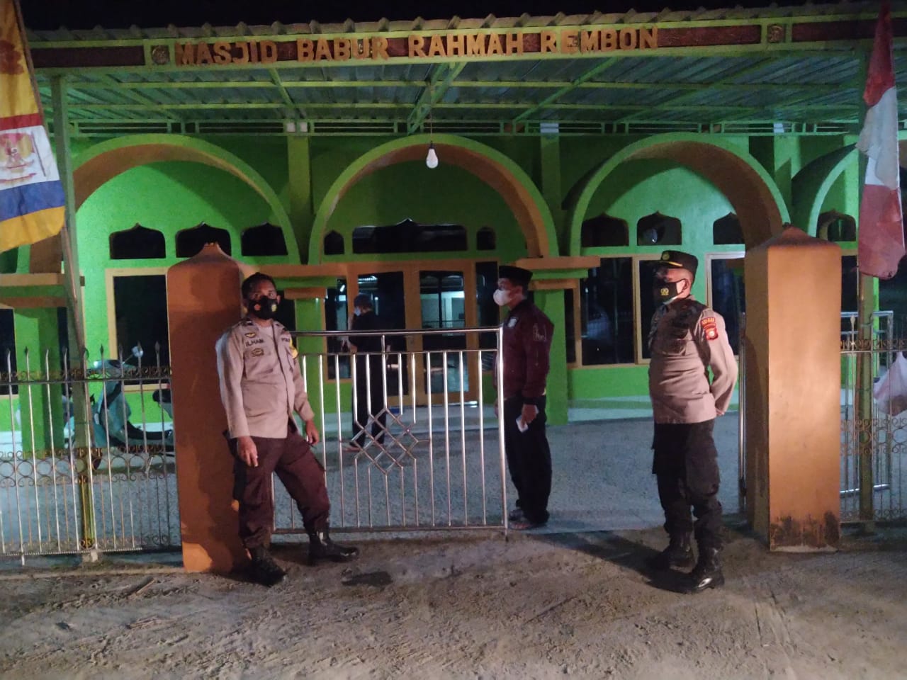 Bhabinkamtibmas Bersama Pemkab Tana Toraja Melakukan Normalisasi Penataan Pasar