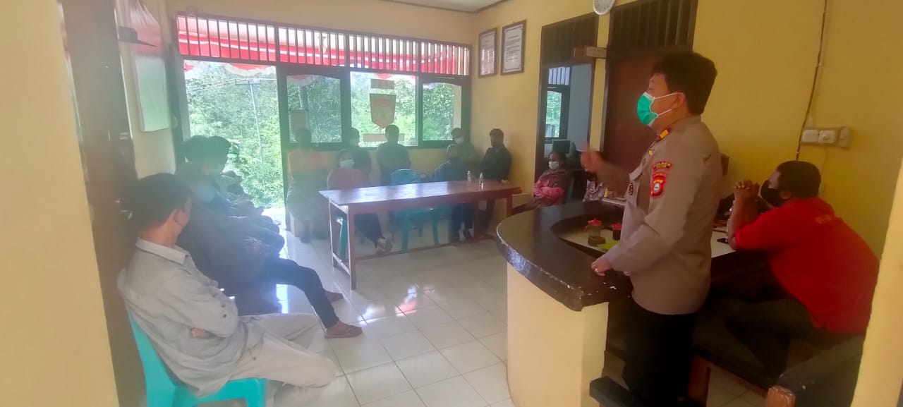 Bhabinkamtibmas Bersama Pemkab Tana Toraja Melakukan Normalisasi Penataan Pasar