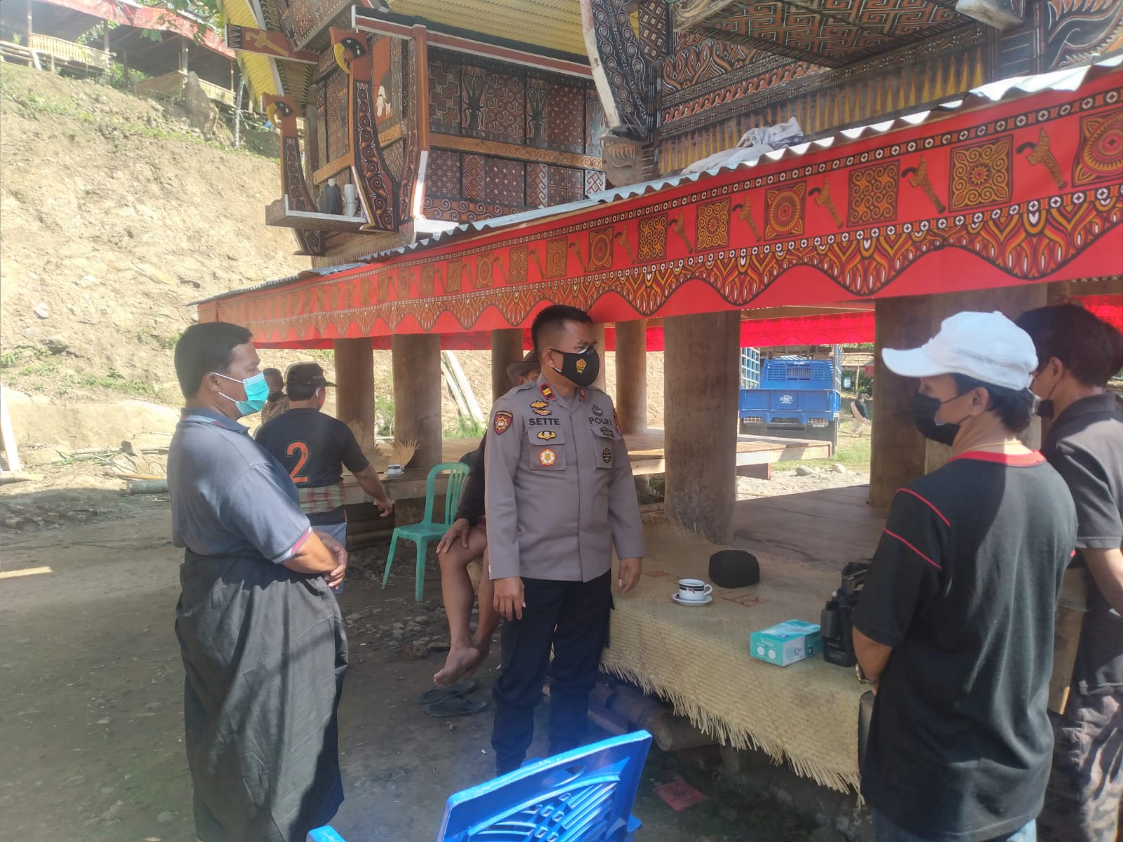 Bhabinkamtibmas Bersama Pemkab Tana Toraja Melakukan Normalisasi Penataan Pasar