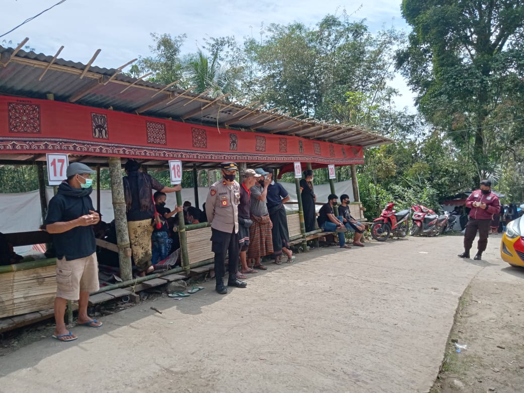 Bhabinkamtibmas Bersama Pemkab Tana Toraja Melakukan Normalisasi Penataan Pasar