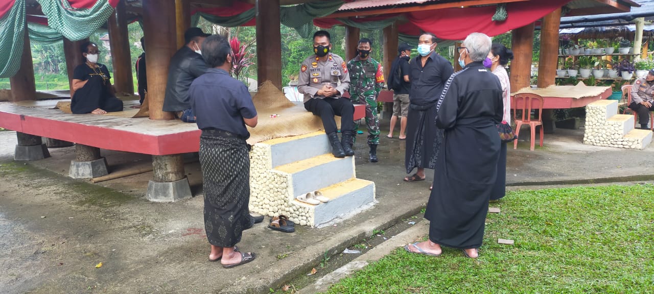 Kapolsek Saluputti dan Satgas Covid 19 Lakukan Pengawasan dan Himbauan di acara Rambu Solo’
