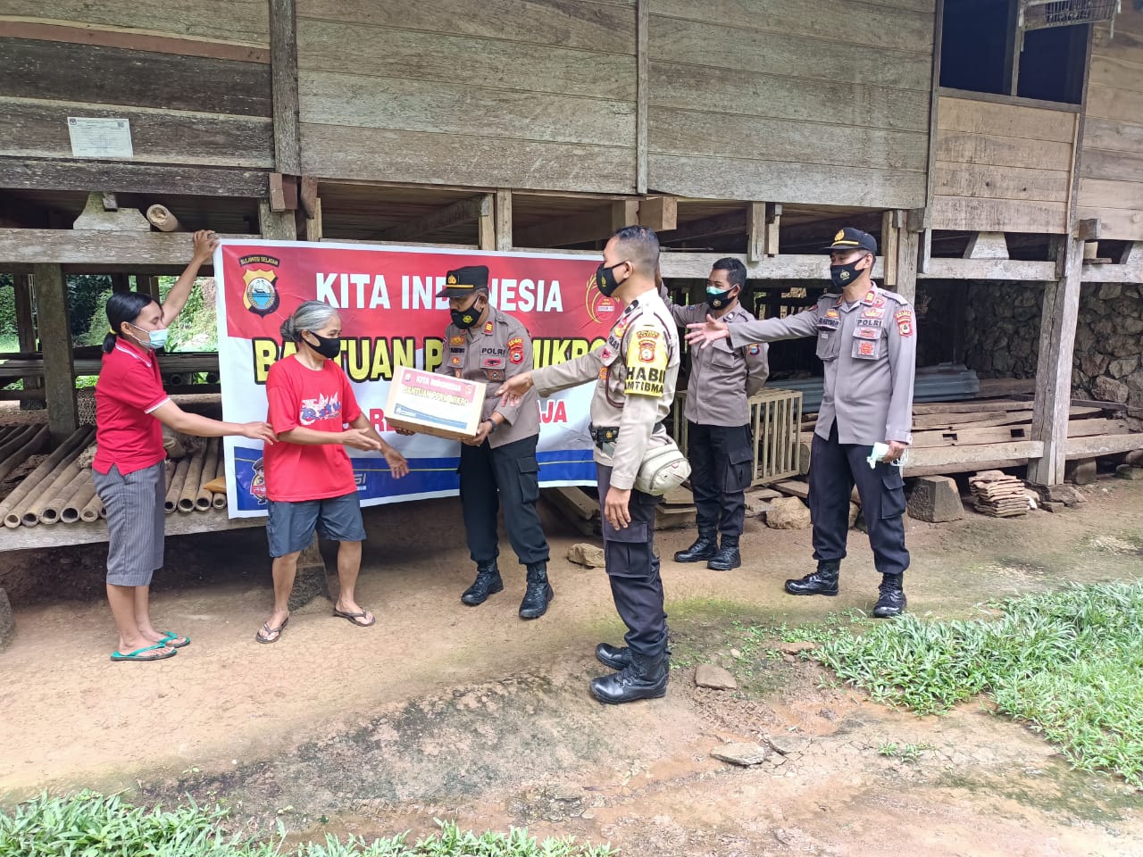 Kapolsek Saluputti dan Satgas Covid 19 Lakukan Pengawasan dan Himbauan di acara Rambu Solo’