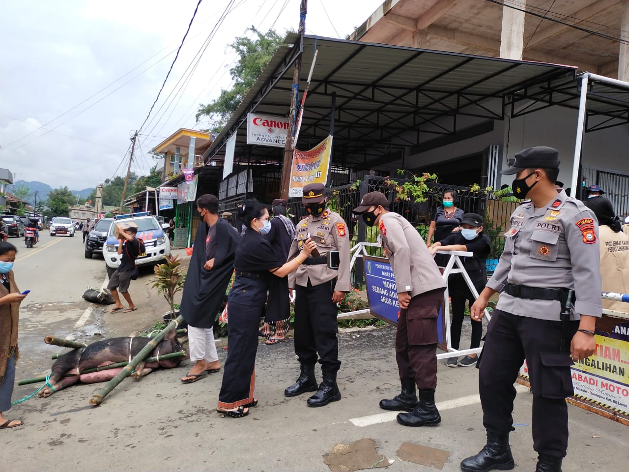 Kapolsek Saluputti dan Satgas Covid 19 Lakukan Pengawasan dan Himbauan di acara Rambu Solo’