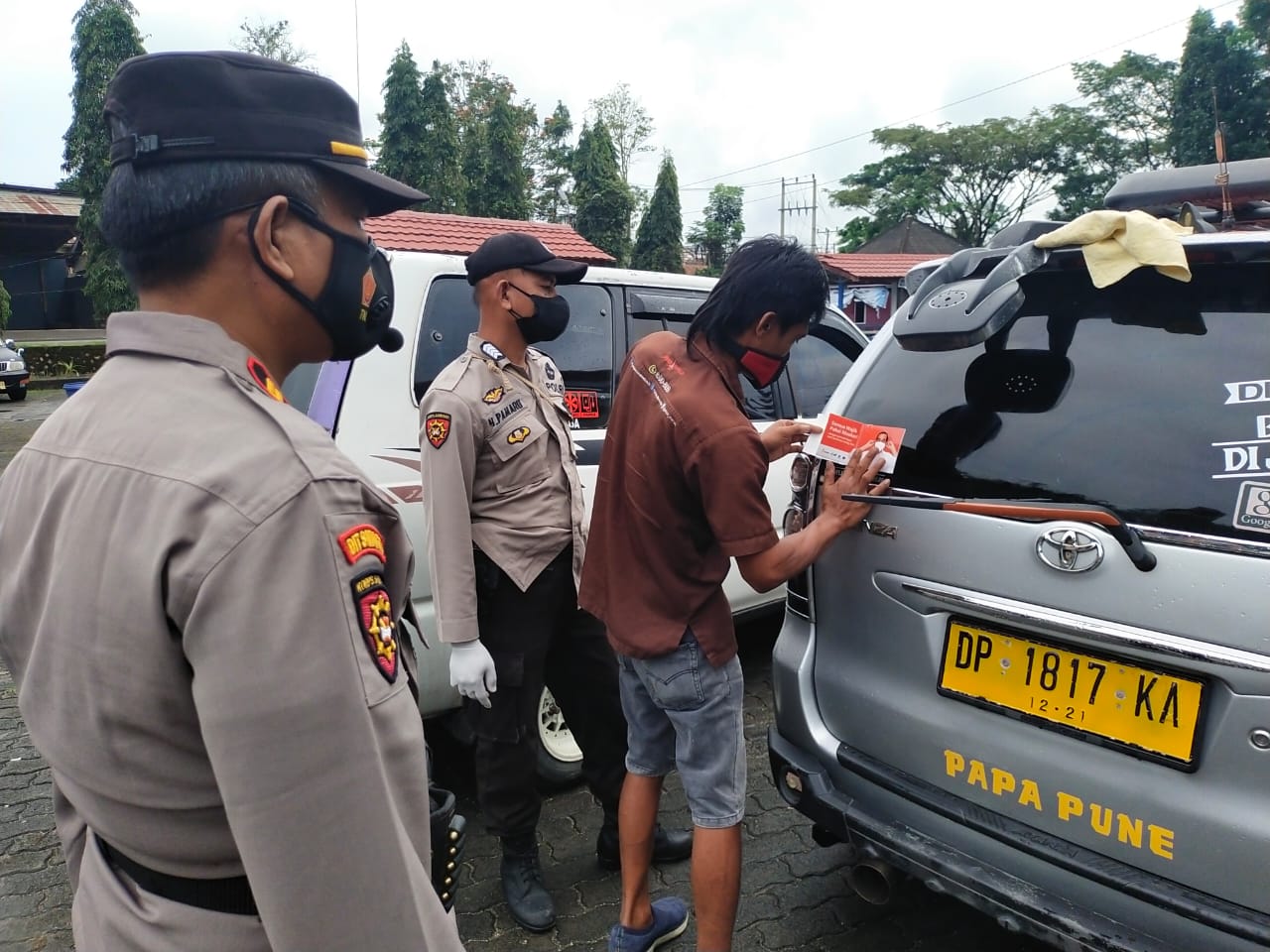 Kapolsek Saluputti dan Satgas Covid 19 Lakukan Pengawasan dan Himbauan di acara Rambu Solo’