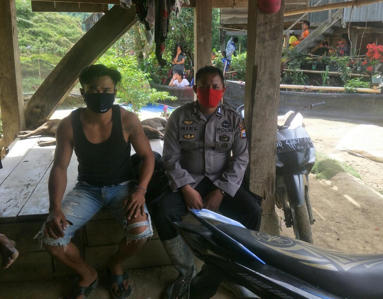 Kapolsek Saluputti dan Satgas Covid 19 Lakukan Pengawasan dan Himbauan di acara Rambu Solo’