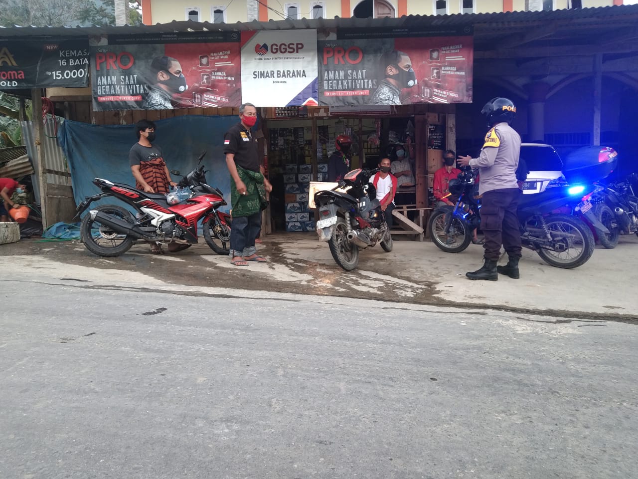 Kapolsek Saluputti dan Satgas Covid 19 Lakukan Pengawasan dan Himbauan di acara Rambu Solo’