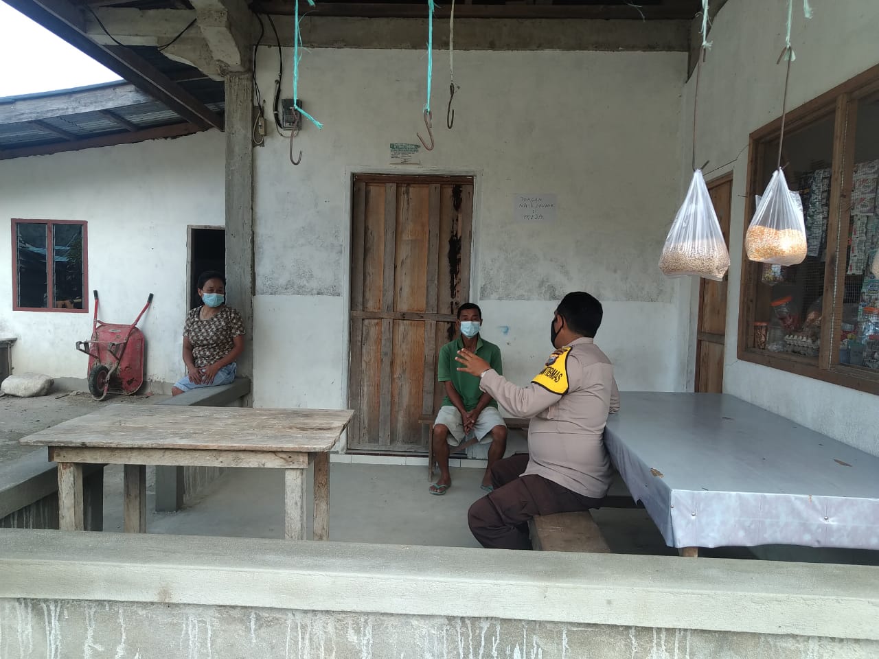 Bhabinkamtibmas Polsek Saluputti Melakukan Tracing di Wilayah Binaan