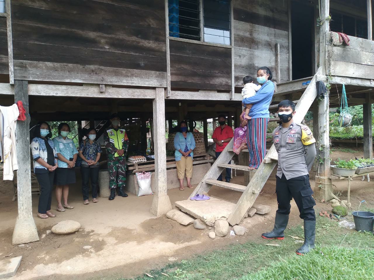 Bhabinkamtibmas Bersama Lurah dan babinsa memberikan bantuan bagi warga yang isolasi mandiri