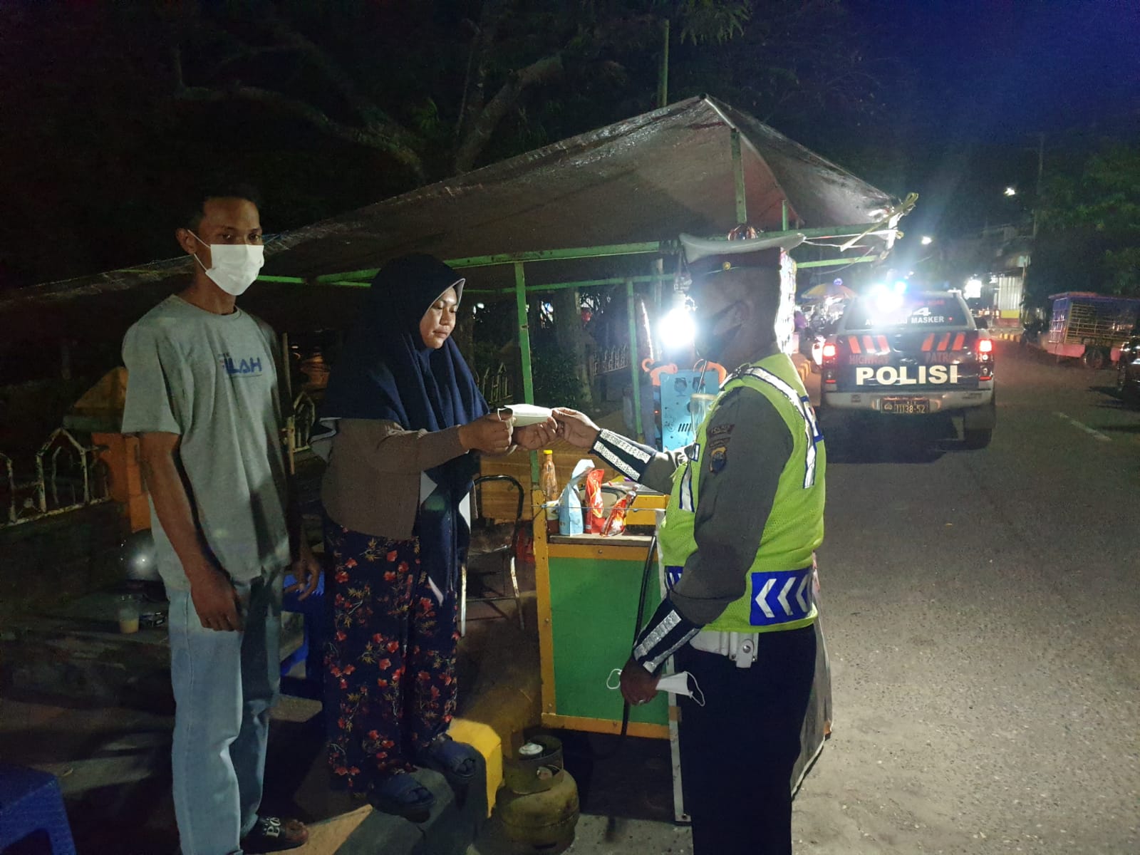 SAT LANTAS POLRES PINRANG LAKSANAKAN PATROLI BIRU SERTA EDUKASI TENTANG PROTOKOL KESEHATAN DAN MEMBAGIKAN MASKER KEPADA MASYARAKAT
