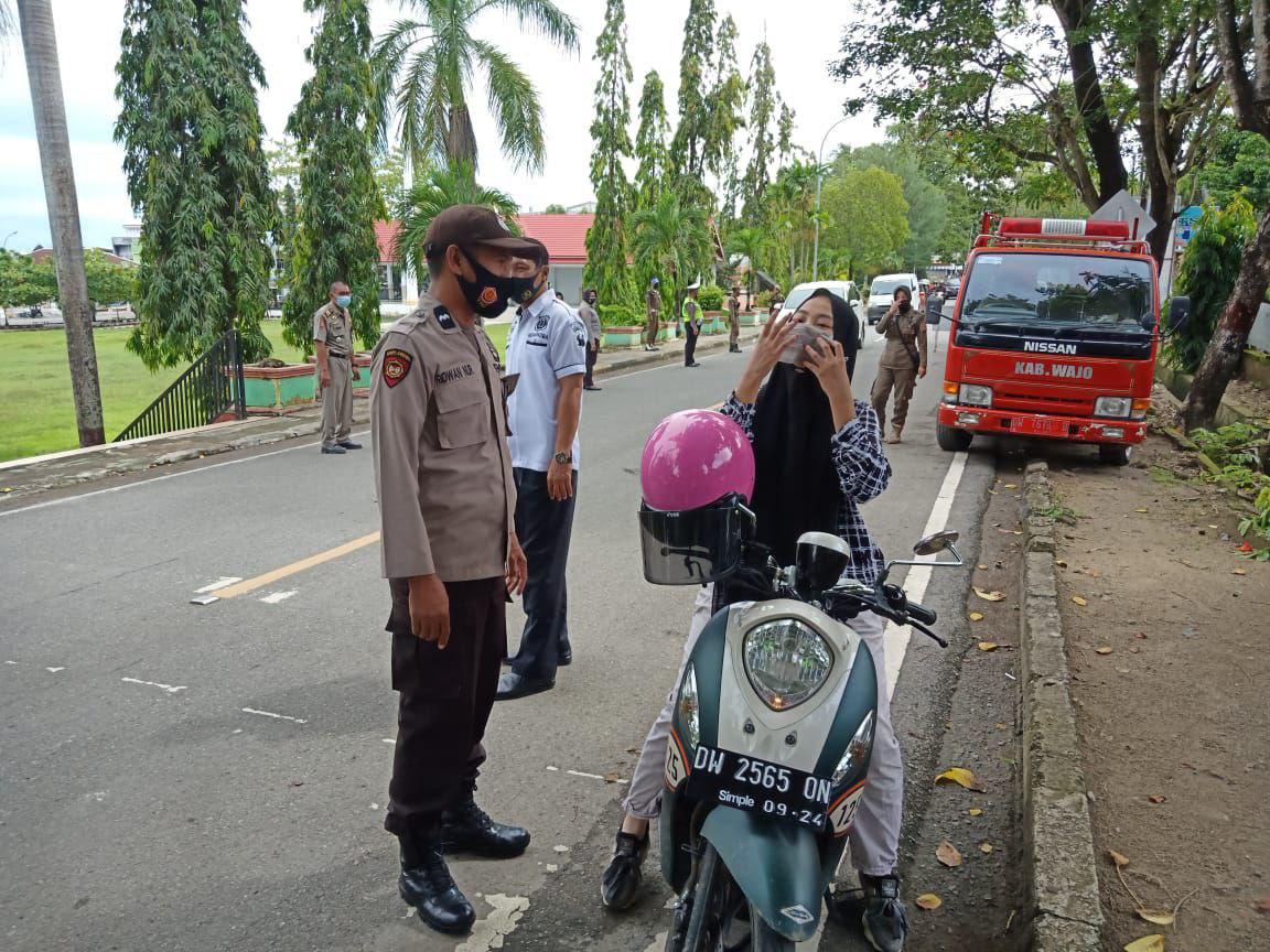 Personil Sat Binmas Polres Wajo Melaksanakan Operasi Yustisi Terhadap Masyarakat Yang Tidak Memakai Masker