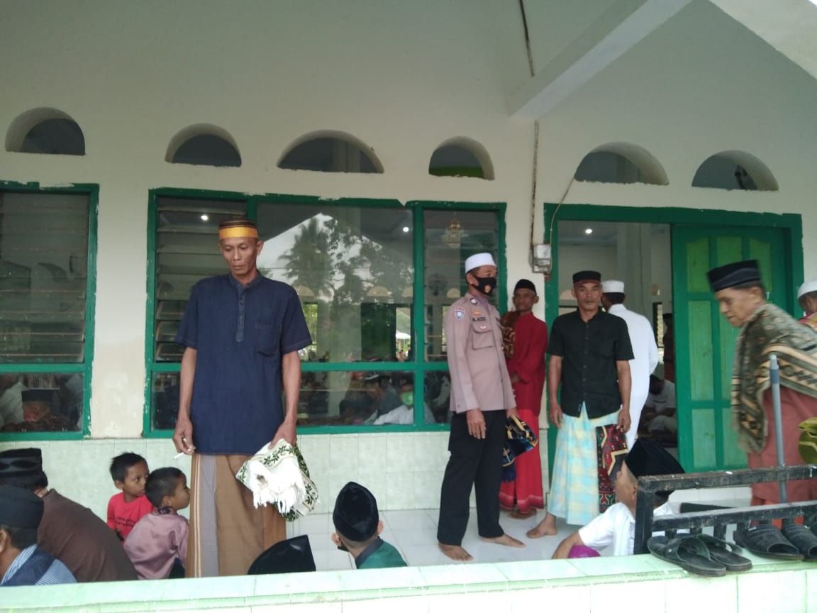 Bhabinkamtibmas Polsek Patimpeng Lakukan Pengamanan Sholat Idul Adha 1442 H / 2021 M