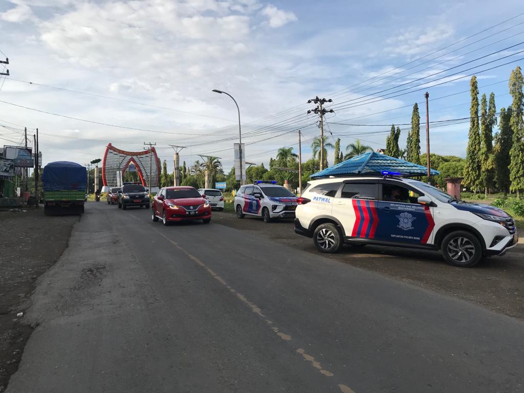 Satlantas Polres Bone Kawal Rombongan Forkopimda Bone Bagi Masker di Pasar Sentral Palakka