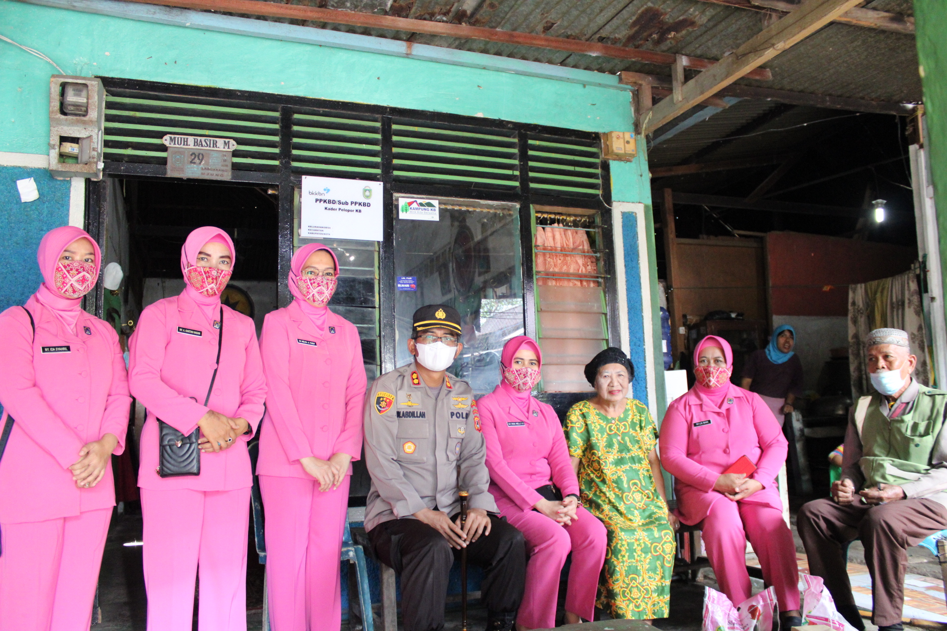 Sambut HKGB Ke-69 Dimasa Covid-19, Bhayangkari Cabang Parepare  Berbagi Sembako