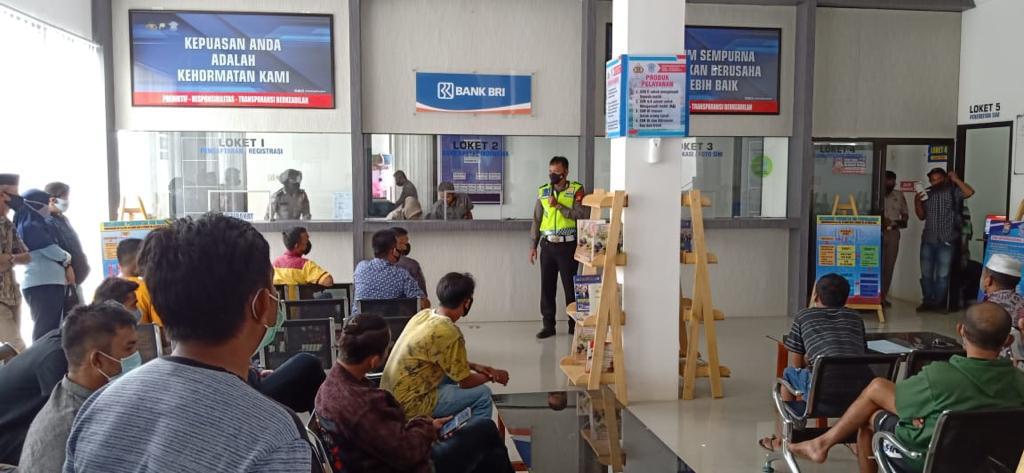 Kanit Kamsel Polres Bone Kunjungi Ruang Pelayanan Sim Beri Himbauan Kepada Pemohon SIM