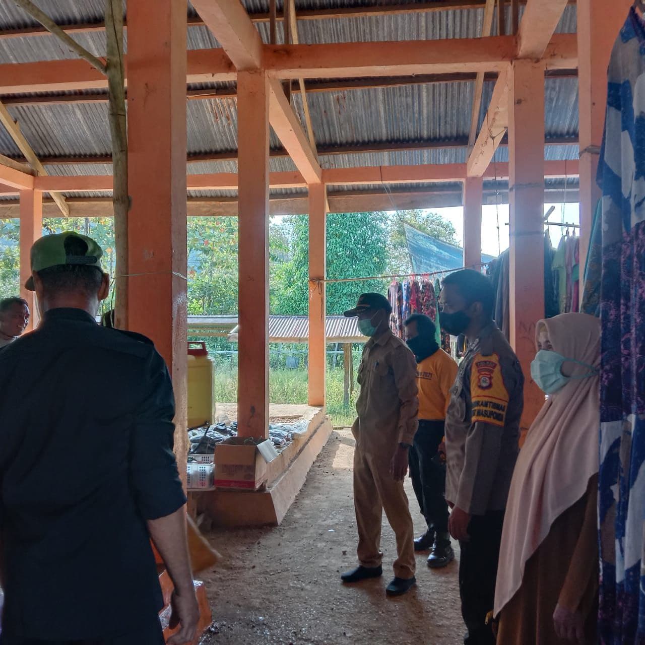 Bhabinkamtibmas Polsek Wasuponda Lakukan Penyemprotan Disinfektan