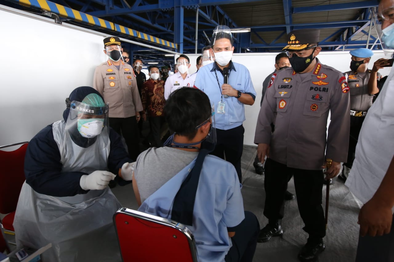Tinjau Vaksinasi Buruh, Kapolri Minta Terus Kawal Program Pemerintah