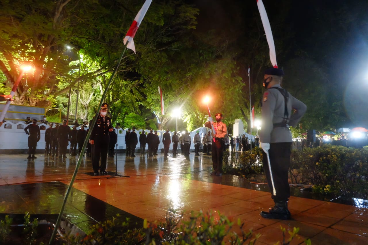 Kapolres Parepare Pimpinan Upacara kehormatan dan Renungan Suci Di Taman Makam Pahlawan Pacekke