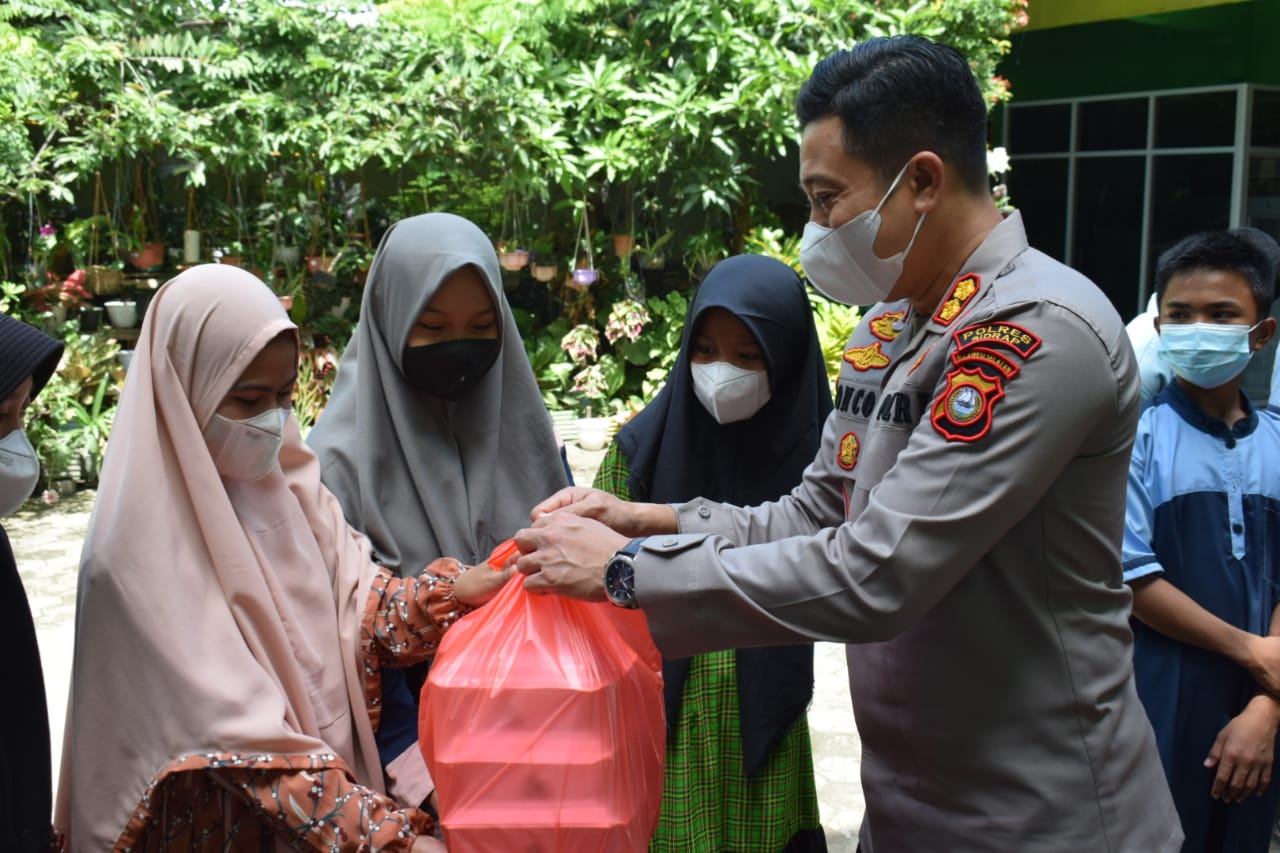 Jumat Barokah, Polres Sidrap Bagikan