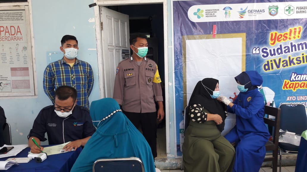 Dukung Program Pemerintah Bhabinkamtibmas Amankan Giat Vaksinasi