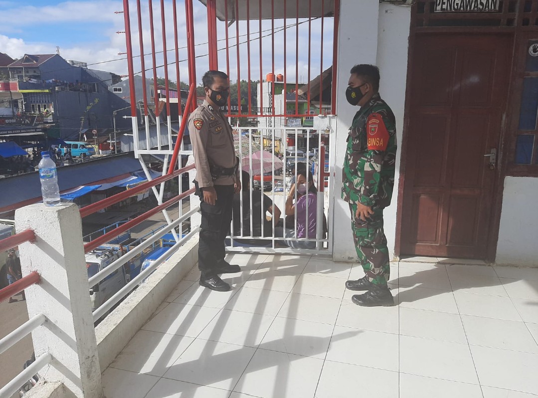 TNI-POLRI  KAWAL GIAT VAKSINASI UNTUK PARA PEDAGANG DI PASAR BOLU