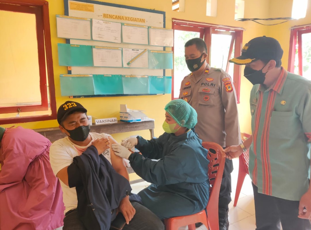 SEJUMLAH WARGA IKUT VAKSINASI DI GERAI PRESISI POLSEK SA’DAN BALUSU