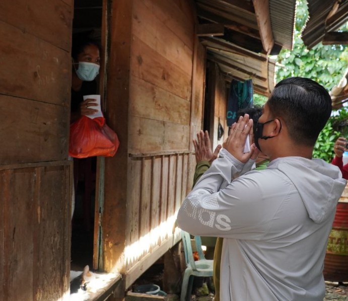 PEDULI WARGA TERDAMPAK COVID-19, FORKOPIMDA TORUT SALURKAN BANSOS DIHARI LIBUR