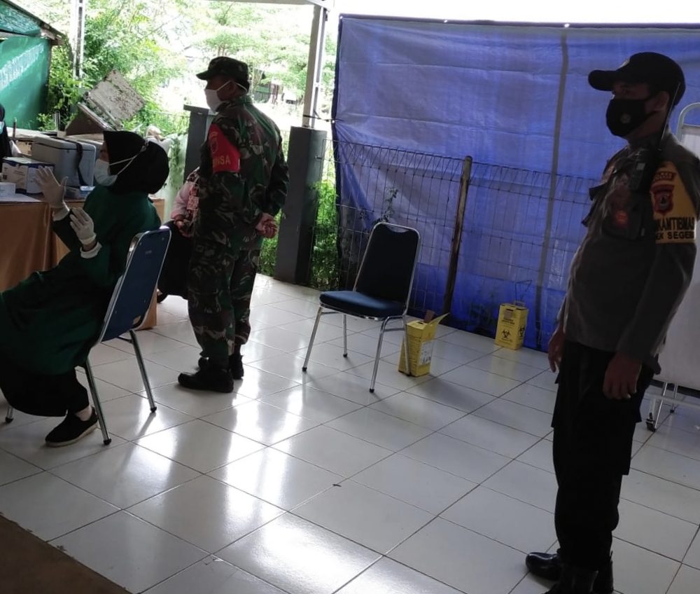 Bhabinkamtibmas Polsek Segeri Amankan Giat Vaksinasi