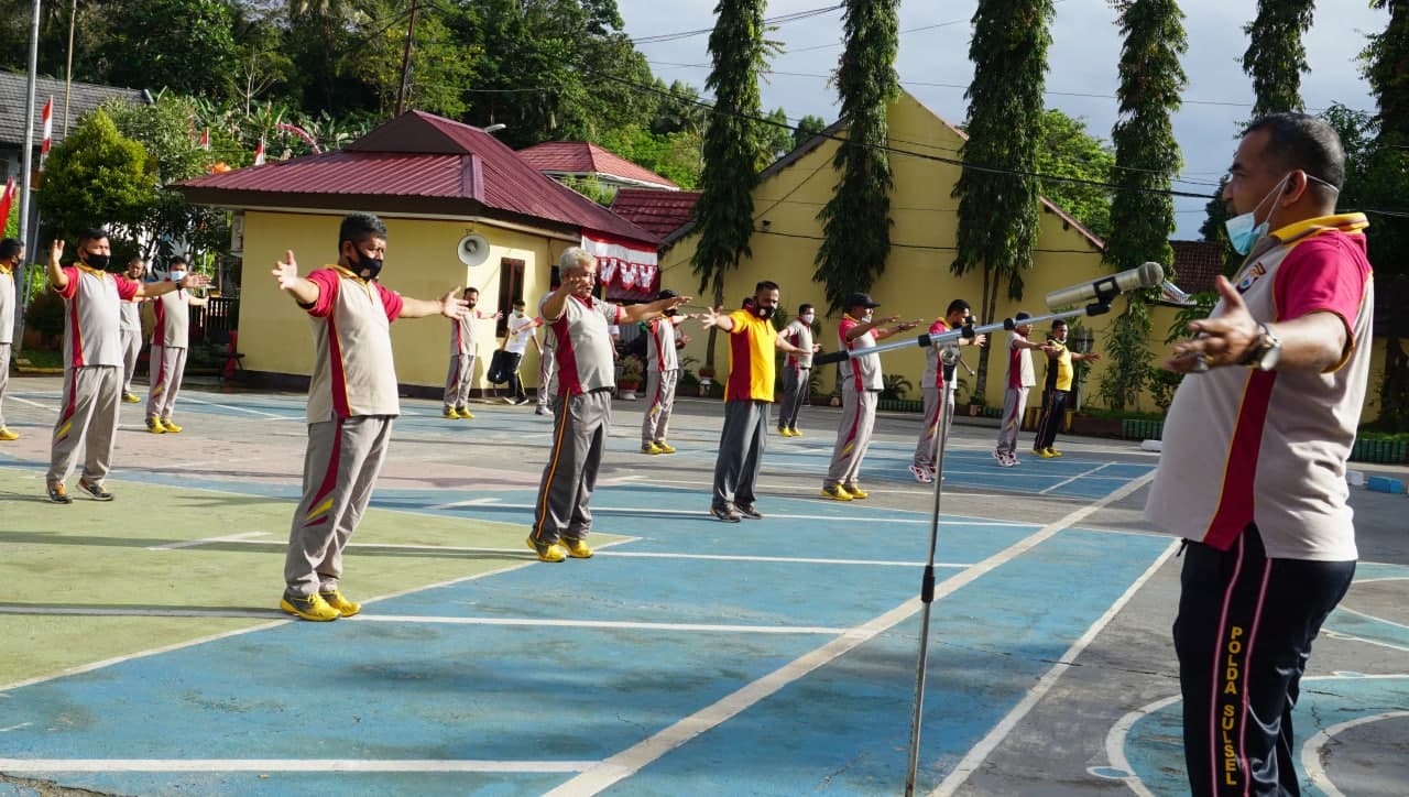 Tingkatkan Imun Tubuh Personel Polres Luwu Timur Laksanakan Olahraga Pagi