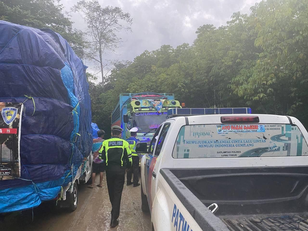 Pasca Bencana Tanah Longsor Sat Lantas Polres Luwu Timur Melakukan Pengaturan Arus Lalu Lintas