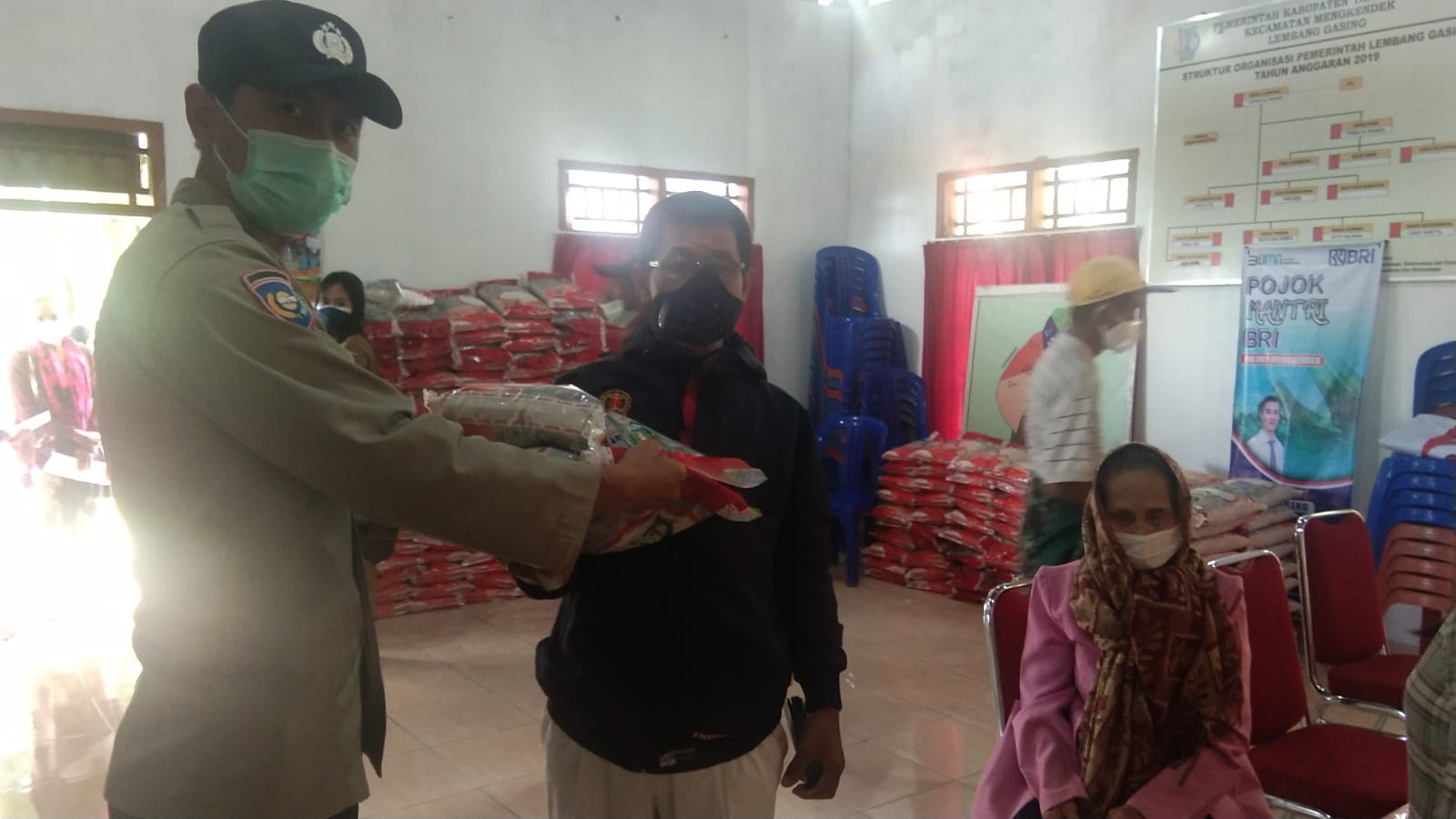 Bhabinkamtibmas Polsek Sangalla Kunjungi Usaha Mikro Kecil di Wilayah Binaan